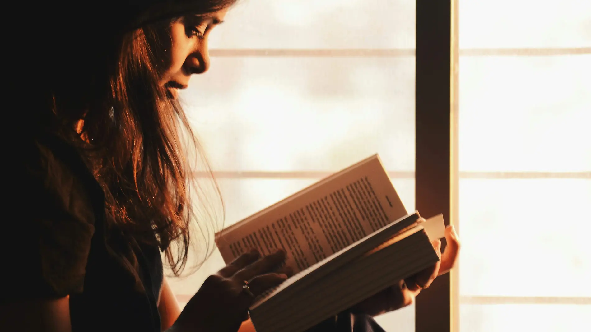 Mujer leyendo